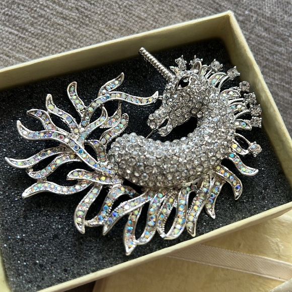 🌻3/$25 Unicorn brooch - Picture 2 of 3